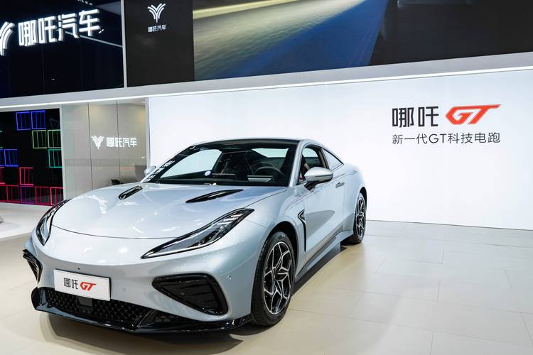 重庆235哪吒汽车在智能汽车领域的表现，领途汽车在新能源汽车市场中的影响力